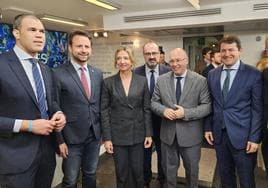 Marco Morala, junto con parlamentarios y otros cargos del PP.