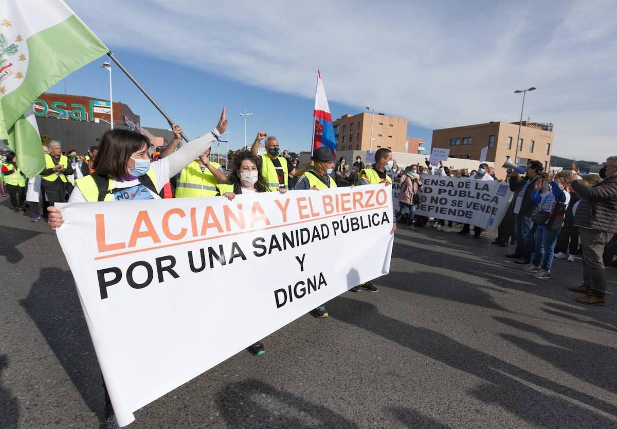 Imagen de la Marcha Blanca de 2022 en defensa de la sanidad pública del Bierzo y Laciana.