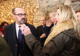 El alcalde de Ponferrada, junto a la concejala de Vox en un acto.