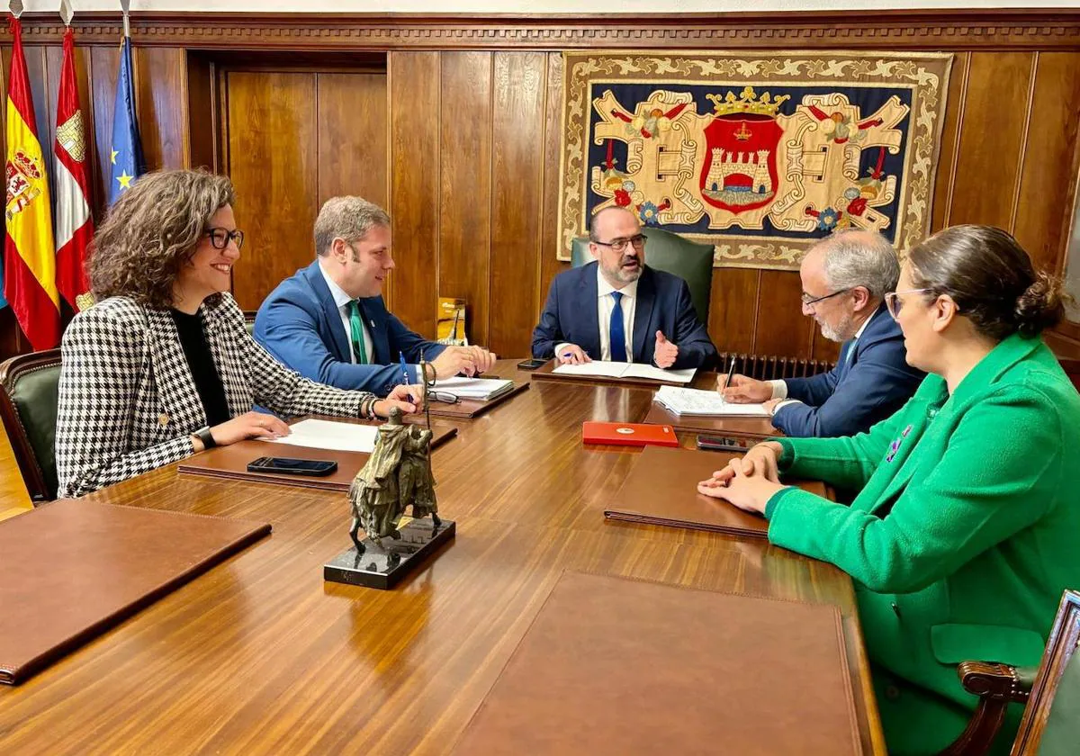 Imagen de la reunión entre el alcalde de Ponferrada y el presidente del Consejo Comarcal del Bierzo.