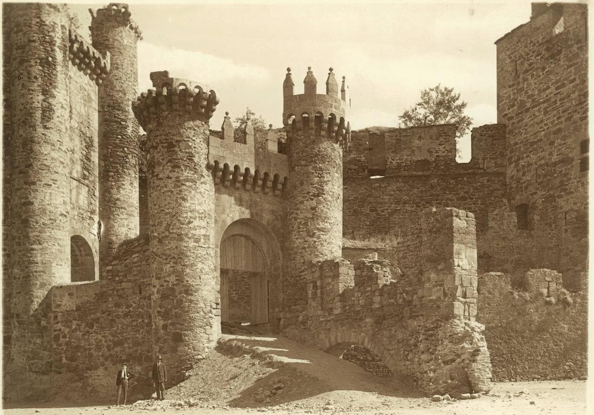 El Castillo de los Templarios. Winocio Testera, fotógrafo. Década de los 20 del siglo XX. Archivo del Museo del Bierzo.