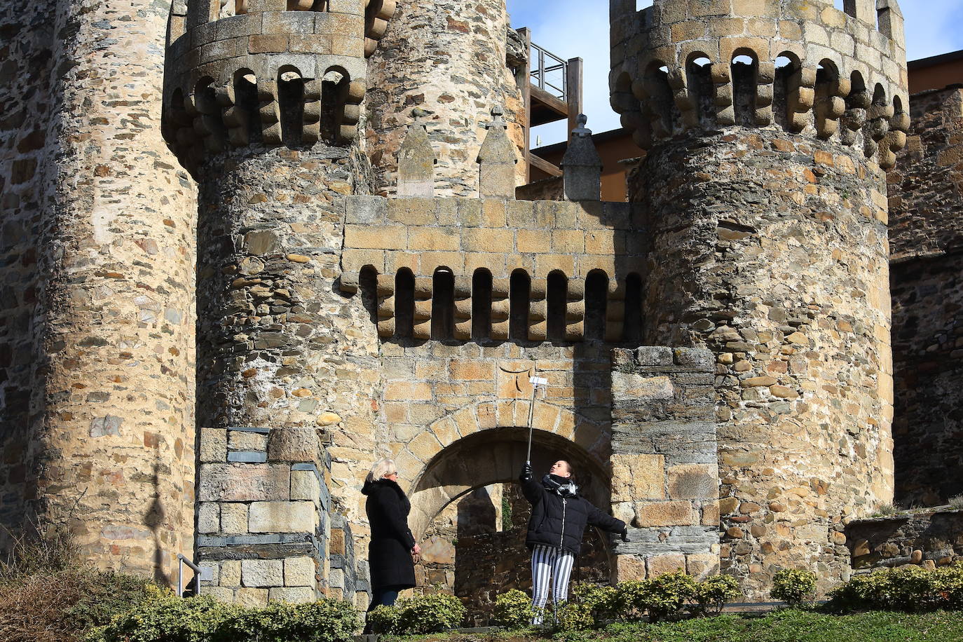 Turistas en el Castillo de los Templarios de Ponferrada