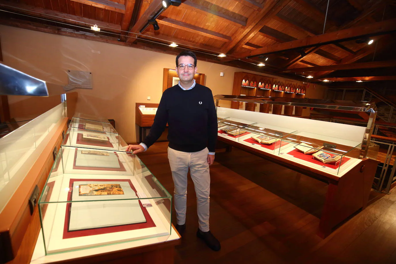 El director de los museos de Ponferrada, Javier García Bueso, junto a la exposición permanente Templum Libri en el Castillo de los Templarios