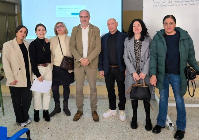 El presidente del Consejo (C) y las consejeras de Formación y Empleo y Relaciones Institucionales visitaron uno de los talleres en el IES Beatriz Ossorio de Fabero.
