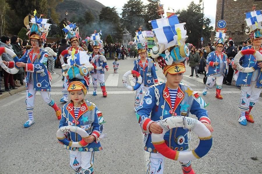 Pequeños y grandes en uno de los desfiles por las calles de Ponferada disfrutando de la tradicional celebración.