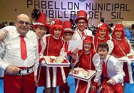 Integrantes de la peña 'Leccion de Humor' celebran uno de los premios en el Carnaval de Cubillos del Sil.