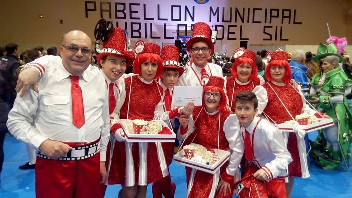 Miembros de la peña 'Lección de Humor' celebran un premio conseguido en el Carnaval de Cubillos del Sil.