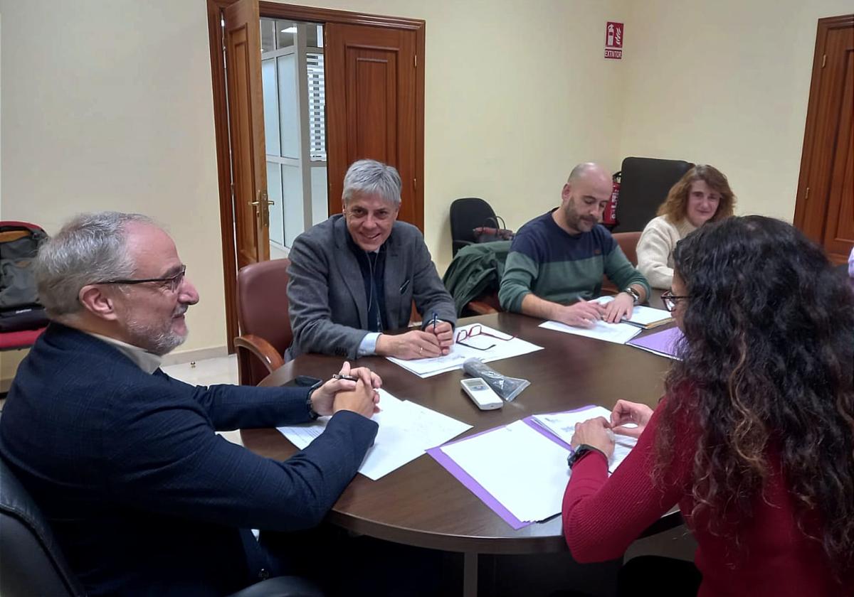 El delegado territorial de la Junta (2I) y el presidente del Consejo Comarcal (I) presidieron la reunión de la Comisión Técnica de Medioambiente.