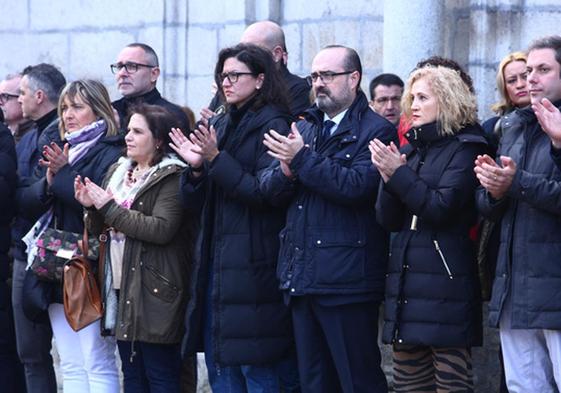 Minuto de silencio de la corporación municipal de Ponferrada por el asesinato de dos guardias civiles en Barbate.