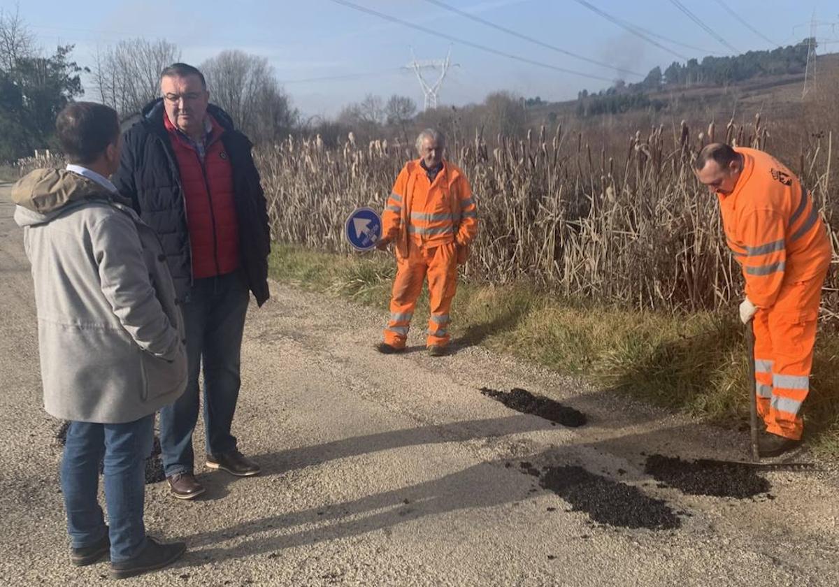 El vicepresidente de la Diputación de León y diputado de Infraestructuras, Roberto Aller, en su visita a las brigadas del Parque Móvil de Ponferrada.