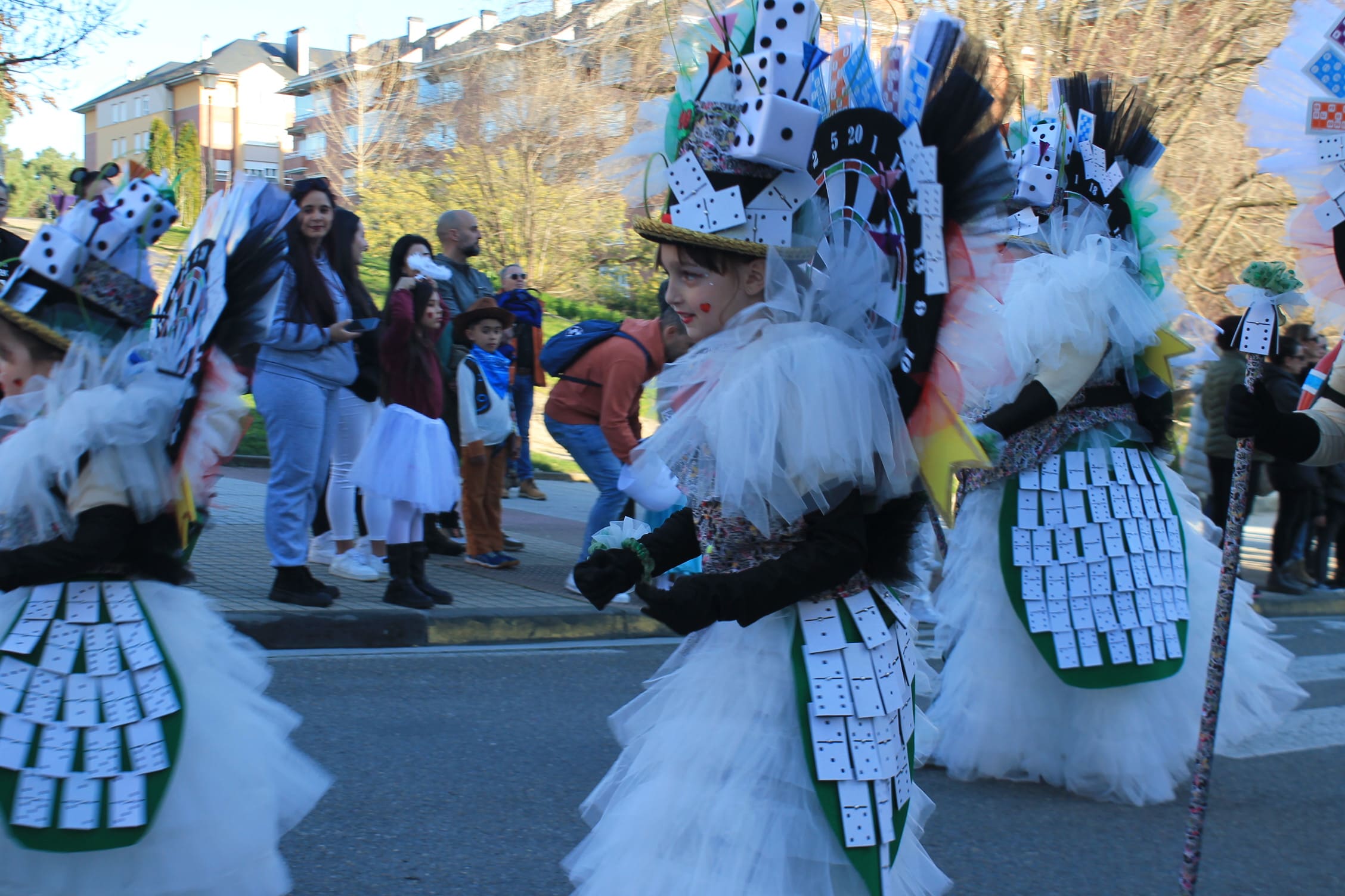 Pitufos, brujas, Mickey Mouse y Lola Flores, en el carnaval de Ponferrada