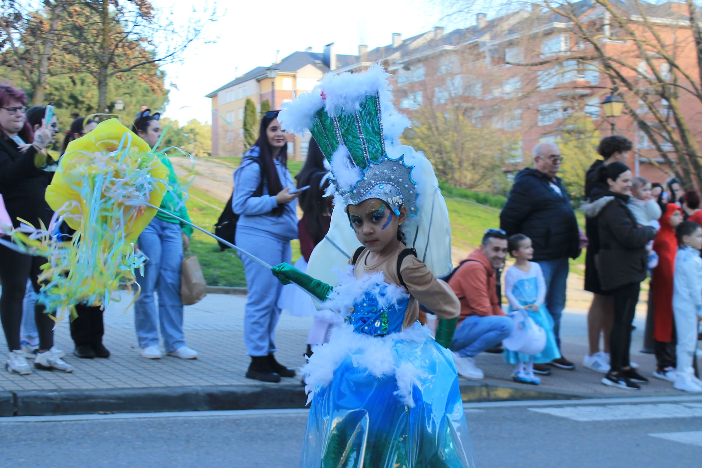 Pitufos, brujas, Mickey Mouse y Lola Flores, en el carnaval de Ponferrada