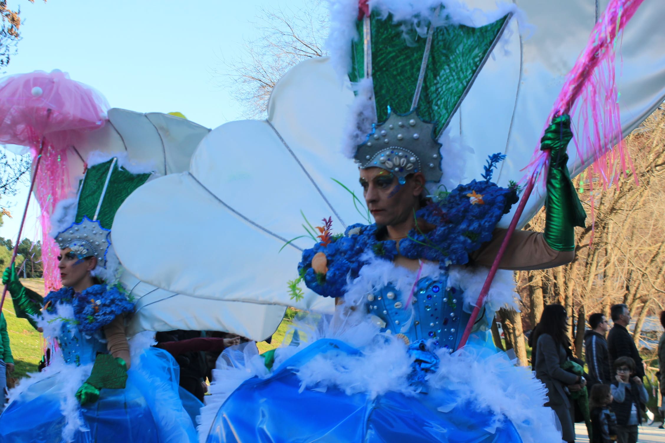 Pitufos, brujas, Mickey Mouse y Lola Flores, en el carnaval de Ponferrada