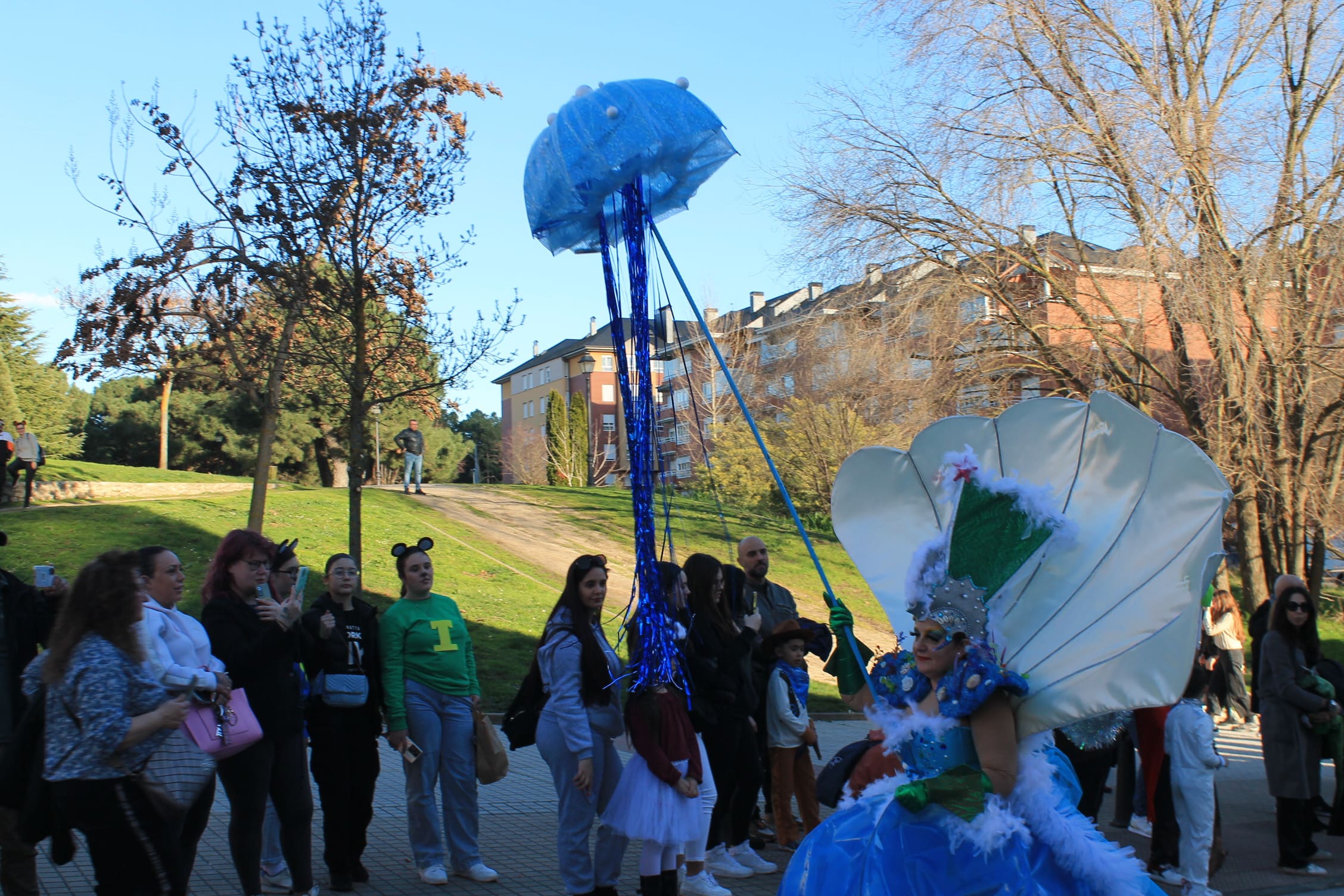 Pitufos, brujas, Mickey Mouse y Lola Flores, en el carnaval de Ponferrada