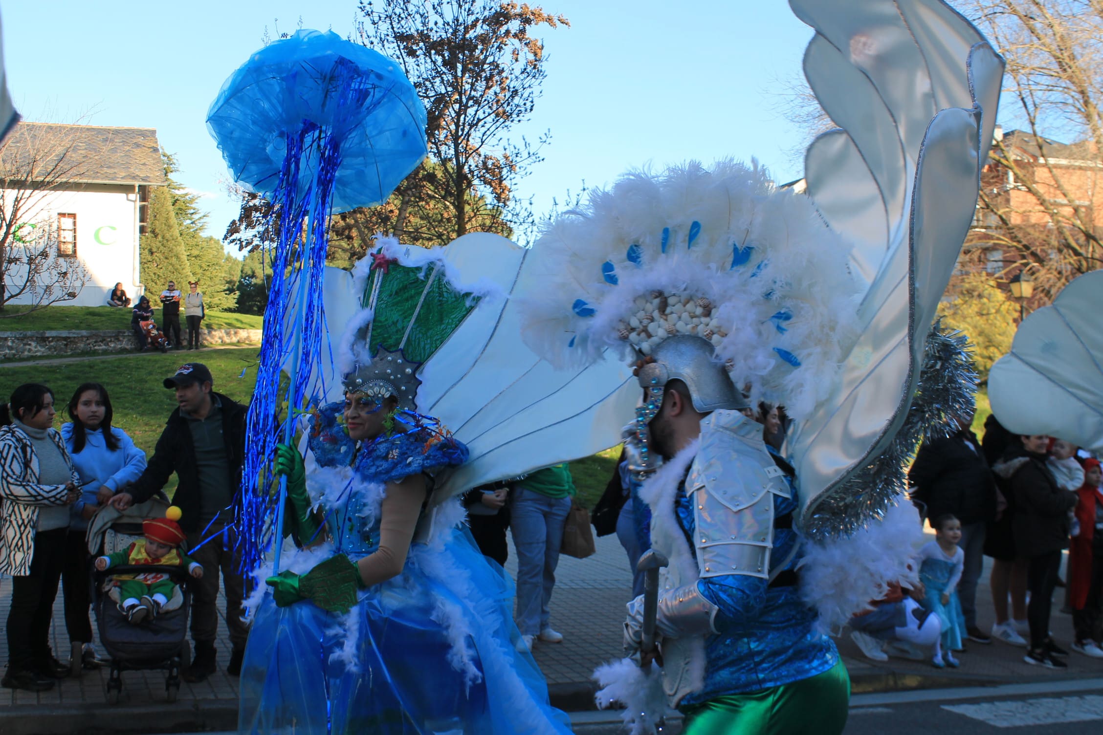 Pitufos, brujas, Mickey Mouse y Lola Flores, en el carnaval de Ponferrada