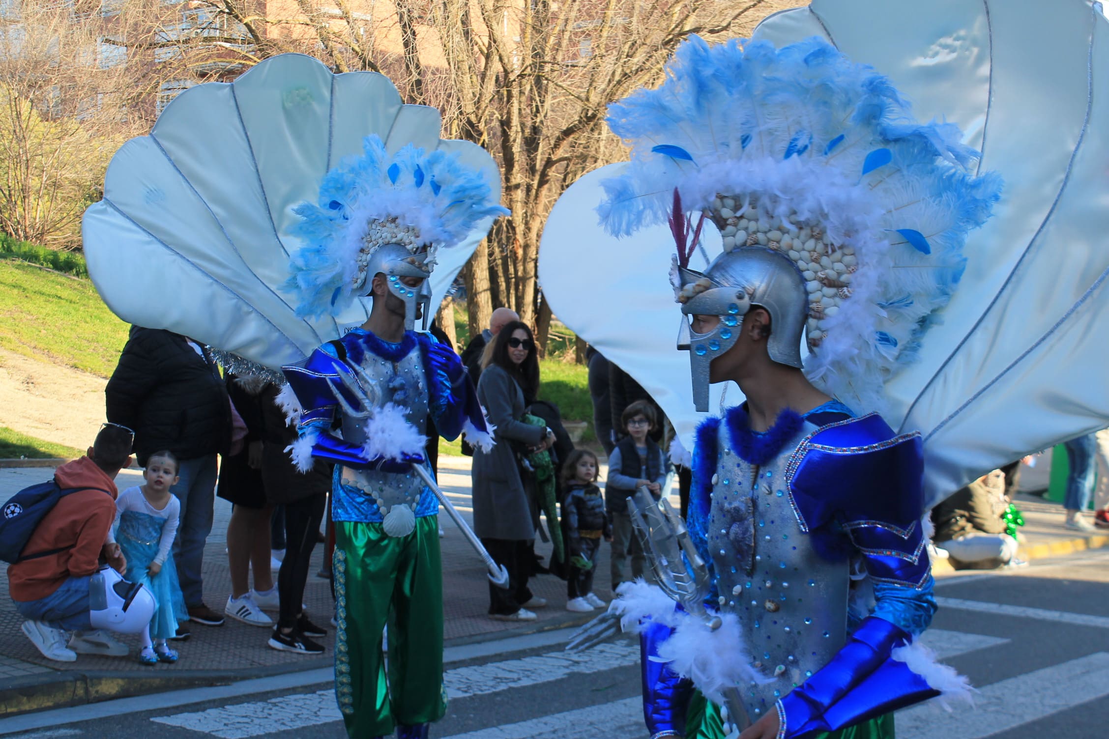 Pitufos, brujas, Mickey Mouse y Lola Flores, en el carnaval de Ponferrada