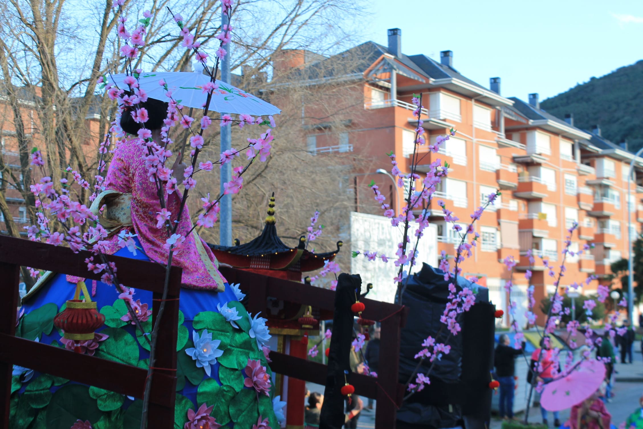 Pitufos, brujas, Mickey Mouse y Lola Flores, en el carnaval de Ponferrada