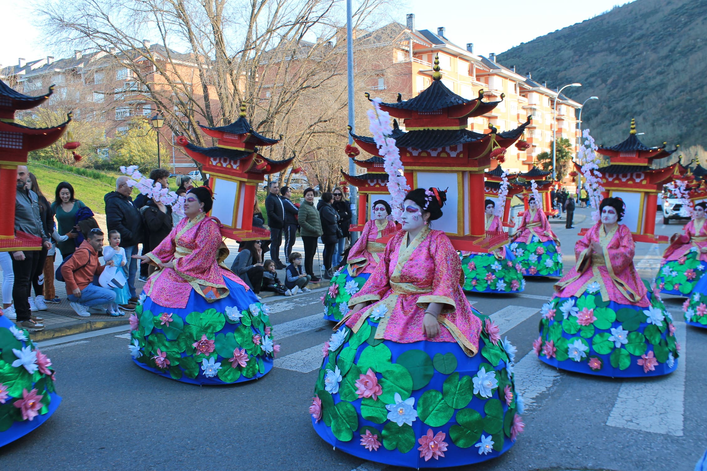 Pitufos, brujas, Mickey Mouse y Lola Flores, en el carnaval de Ponferrada