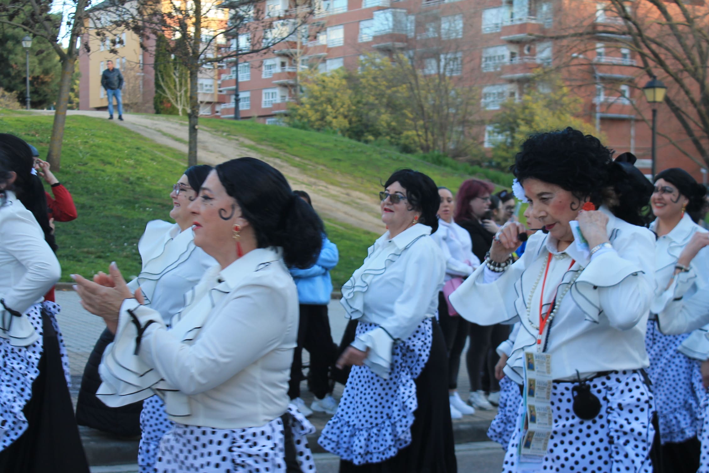 Pitufos, brujas, Mickey Mouse y Lola Flores, en el carnaval de Ponferrada