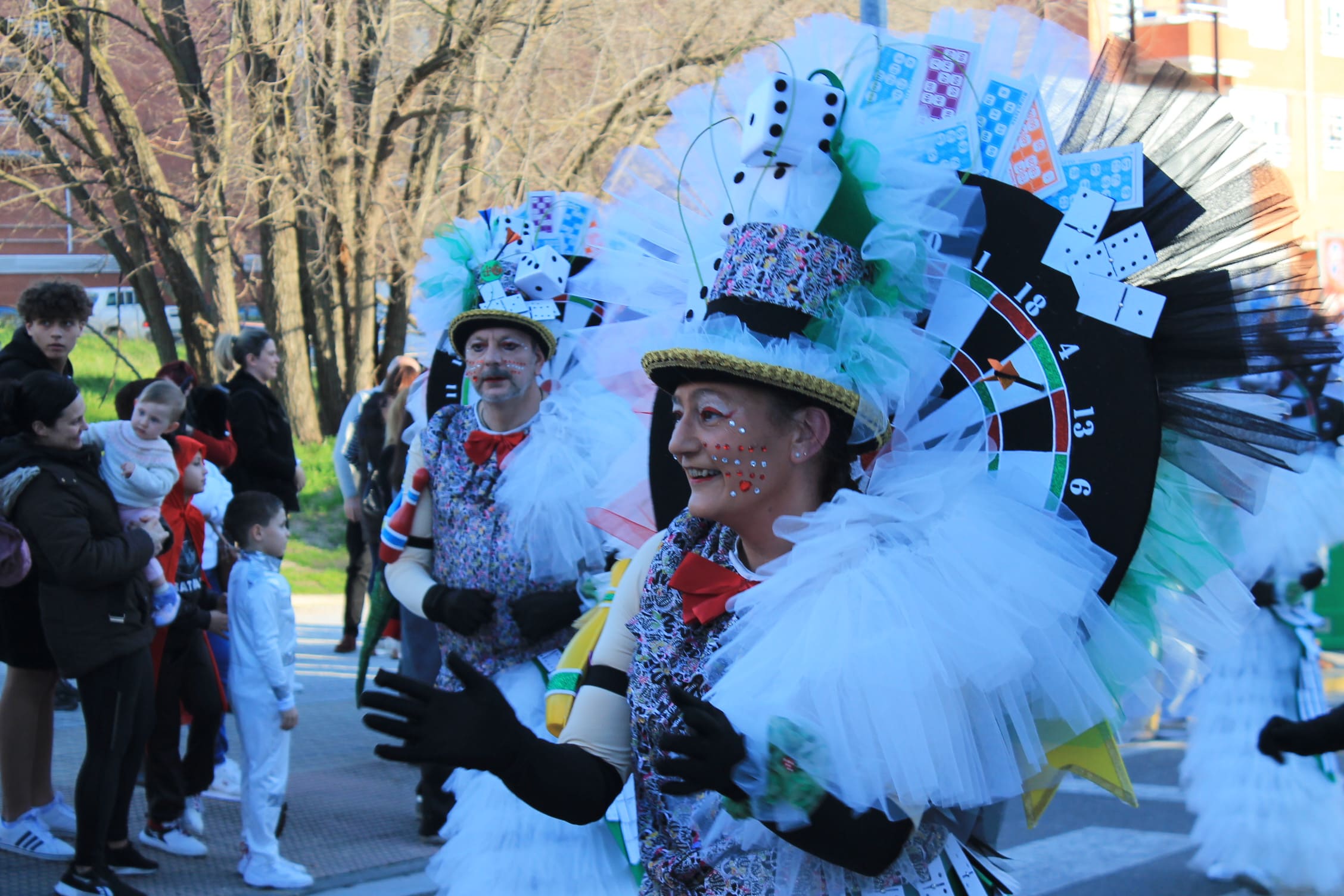 Pitufos, brujas, Mickey Mouse y Lola Flores, en el carnaval de Ponferrada