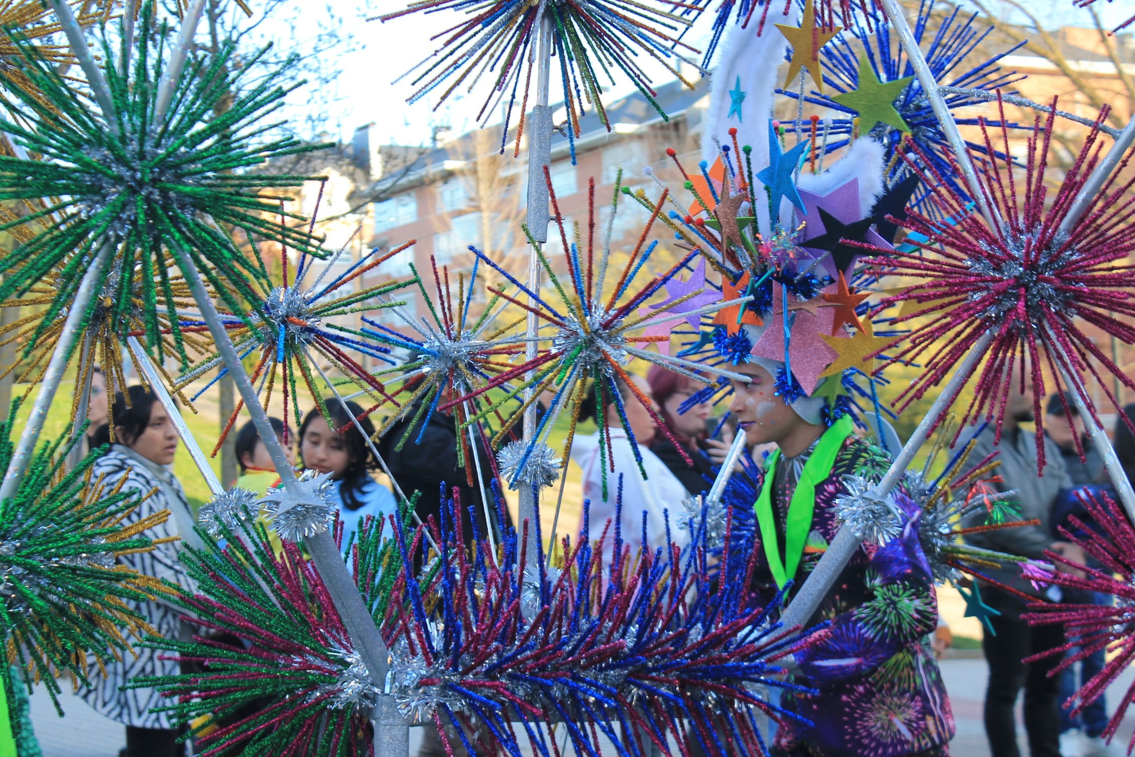 Pitufos, brujas, Mickey Mouse y Lola Flores, en el carnaval de Ponferrada