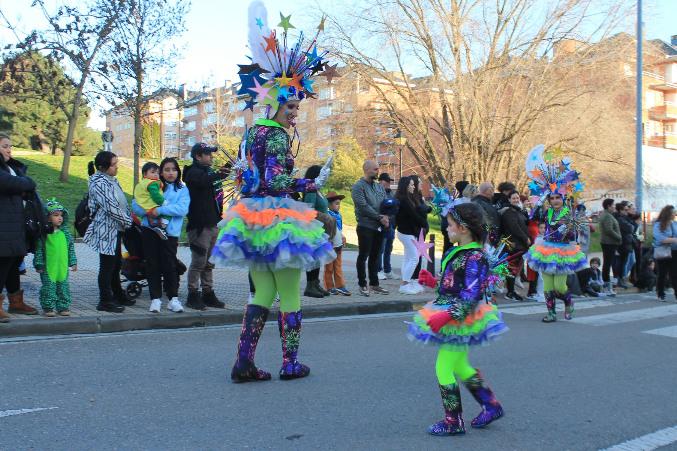 Pitufos, brujas, Mickey Mouse y Lola Flores, en el carnaval de Ponferrada