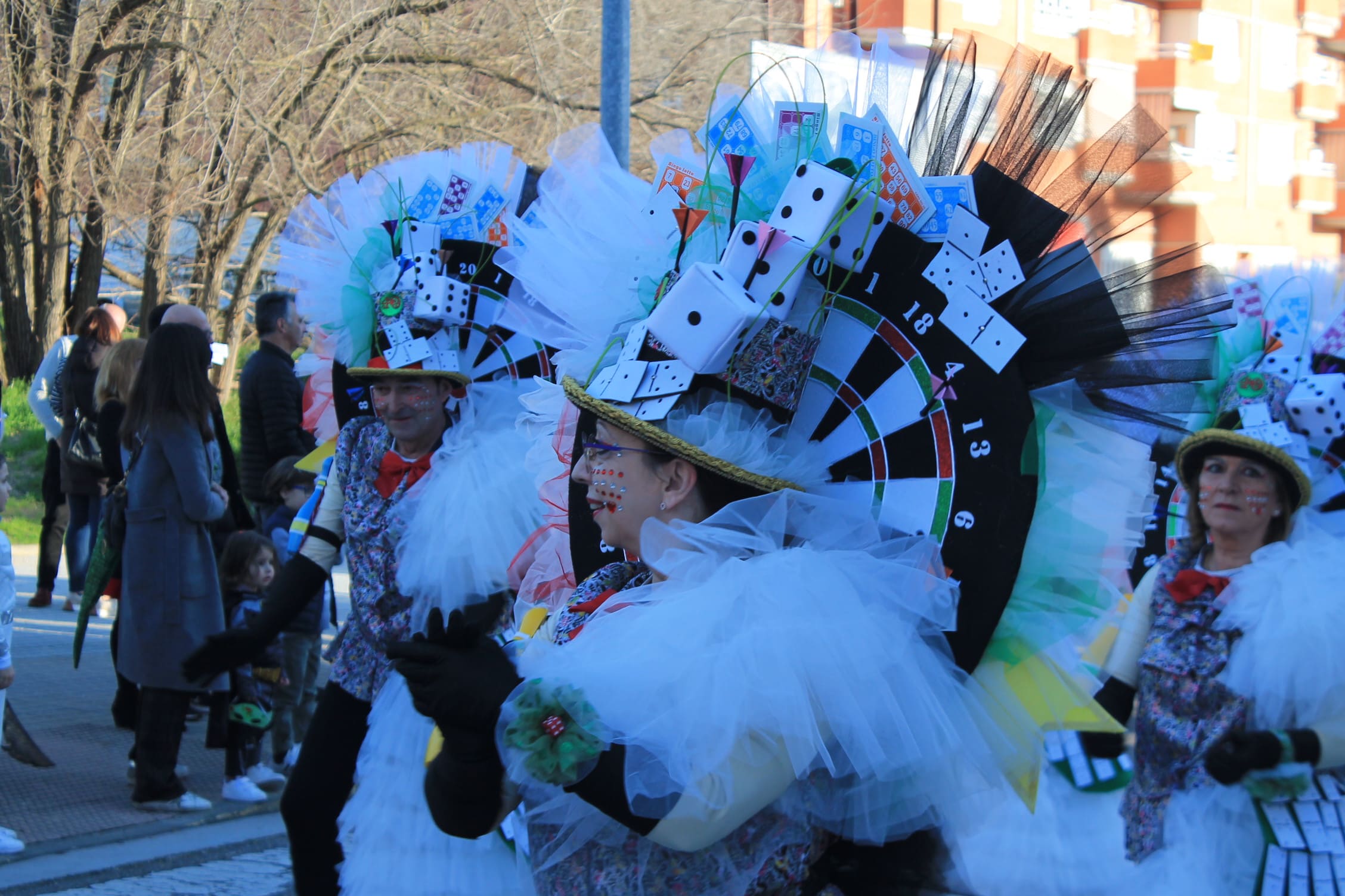 Pitufos, brujas, Mickey Mouse y Lola Flores, en el carnaval de Ponferrada