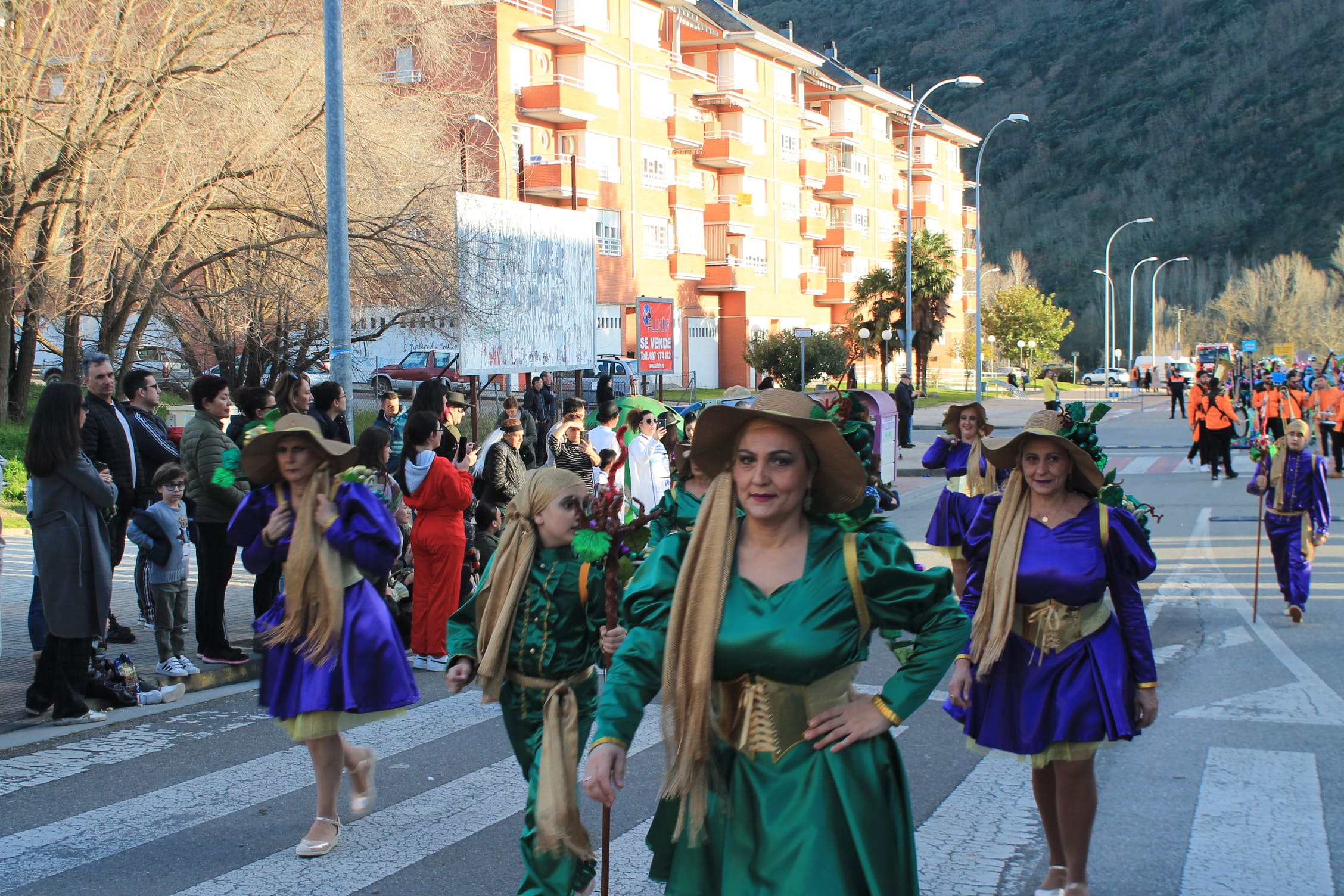 Pitufos, brujas, Mickey Mouse y Lola Flores, en el carnaval de Ponferrada