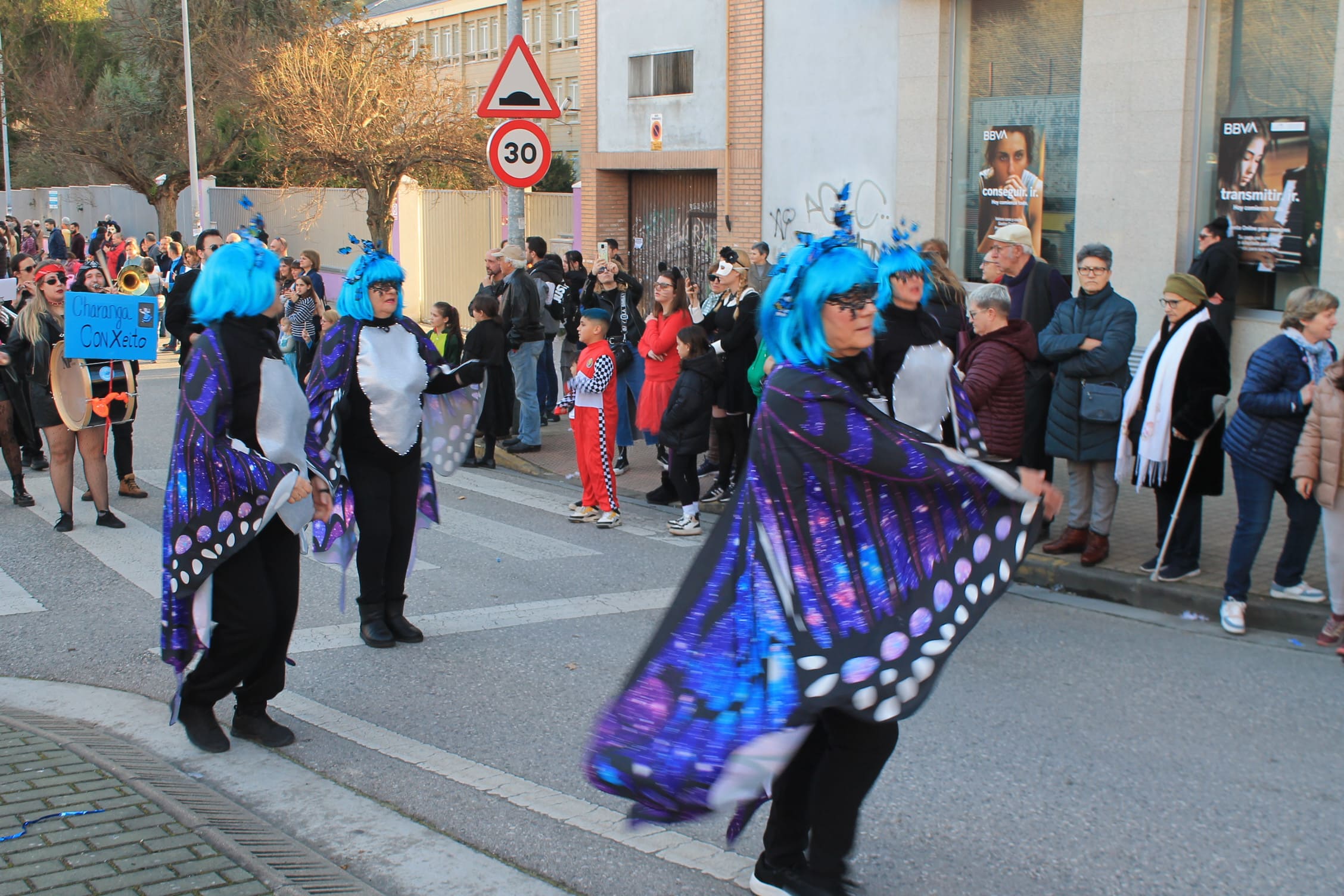 Pitufos, brujas, Mickey Mouse y Lola Flores, en el carnaval de Ponferrada