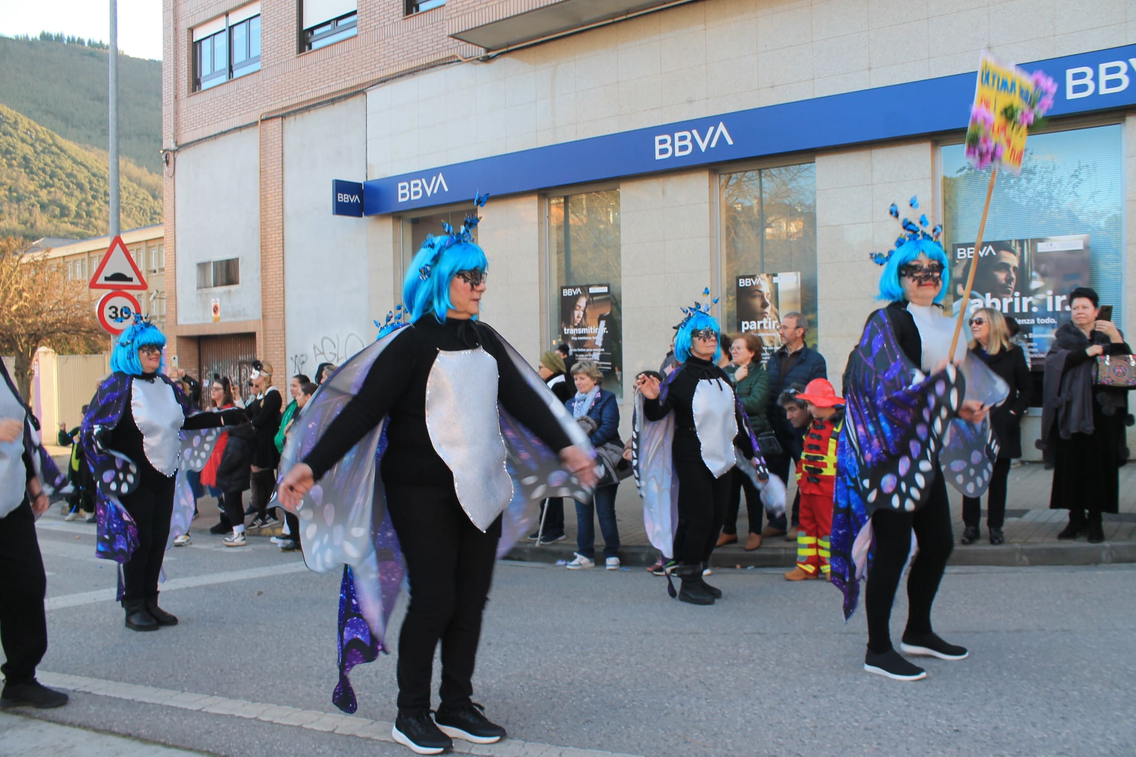 Pitufos, brujas, Mickey Mouse y Lola Flores, en el carnaval de Ponferrada