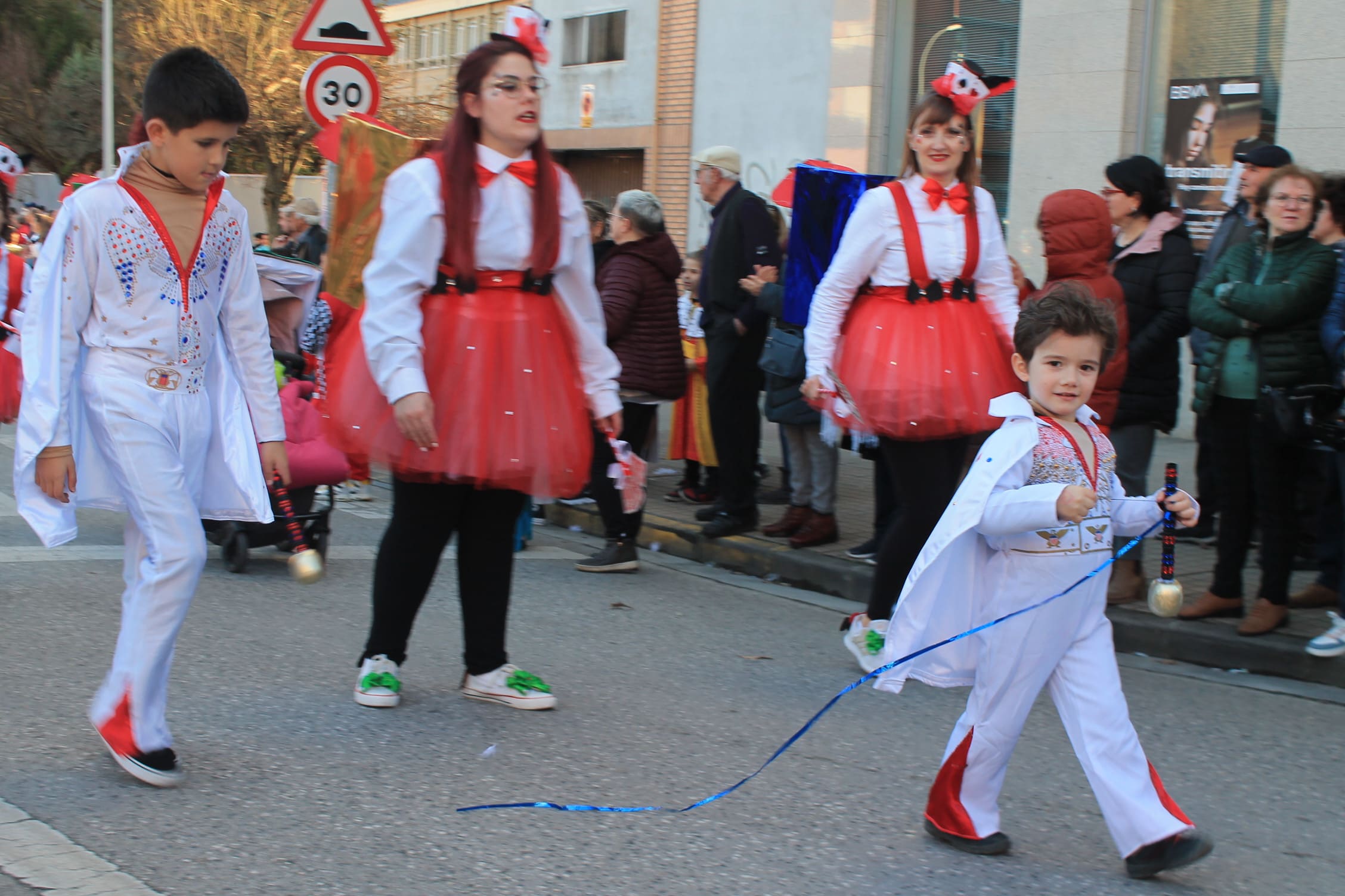 Pitufos, brujas, Mickey Mouse y Lola Flores, en el carnaval de Ponferrada