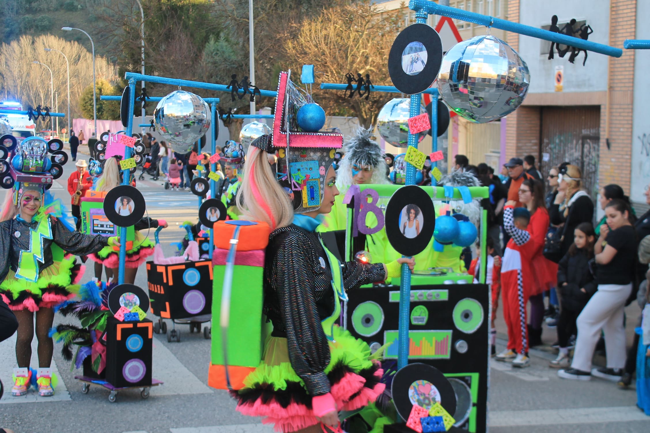 Pitufos, brujas, Mickey Mouse y Lola Flores, en el carnaval de Ponferrada