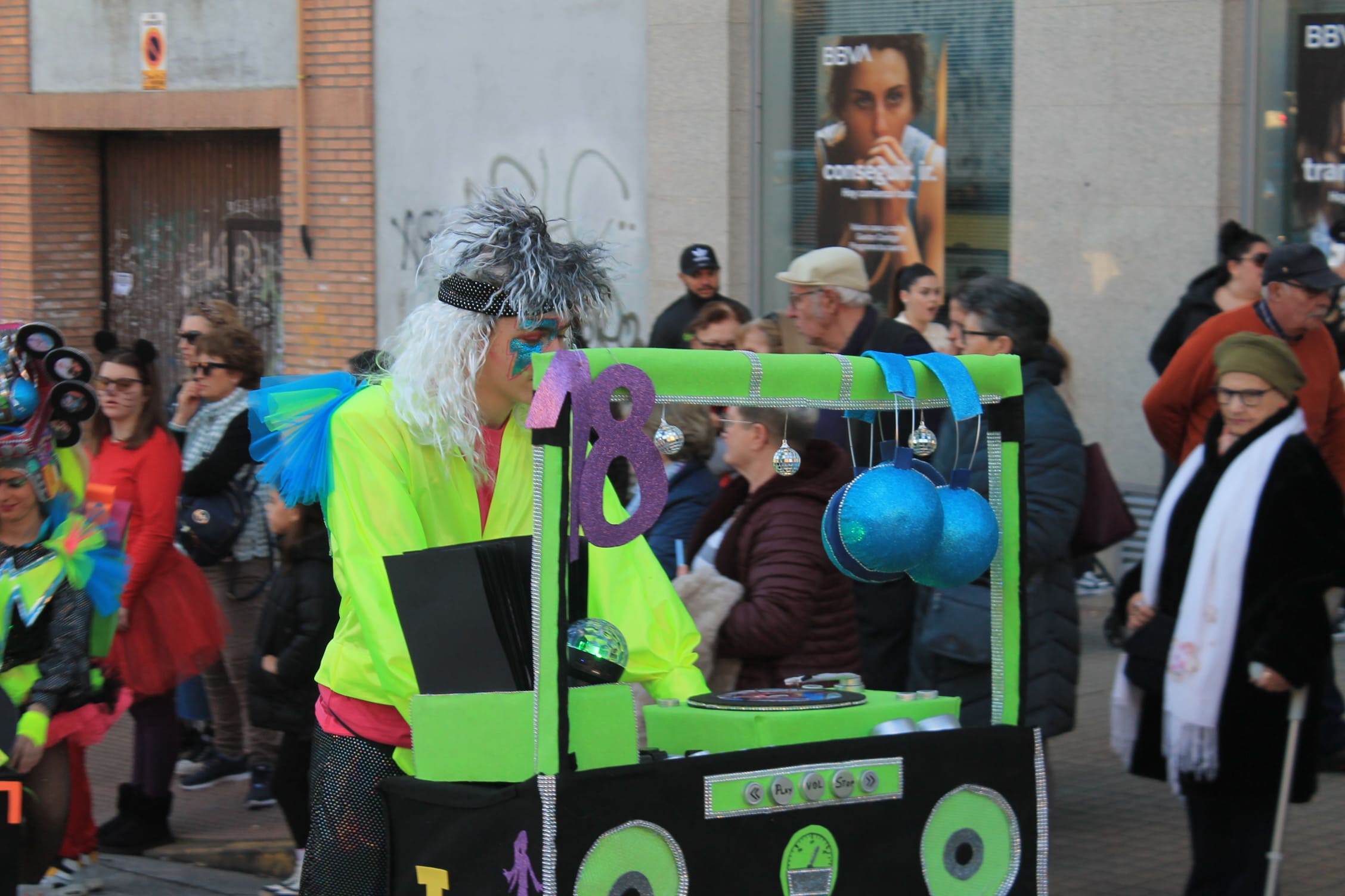 Pitufos, brujas, Mickey Mouse y Lola Flores, en el carnaval de Ponferrada