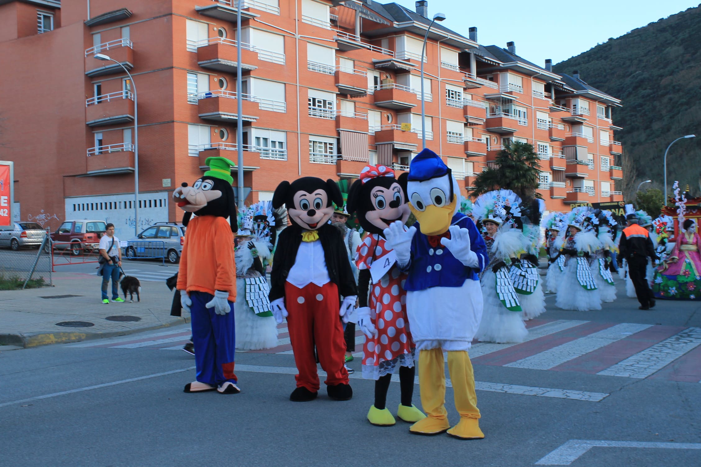 Pitufos, brujas, Mickey Mouse y Lola Flores, en el carnaval de Ponferrada