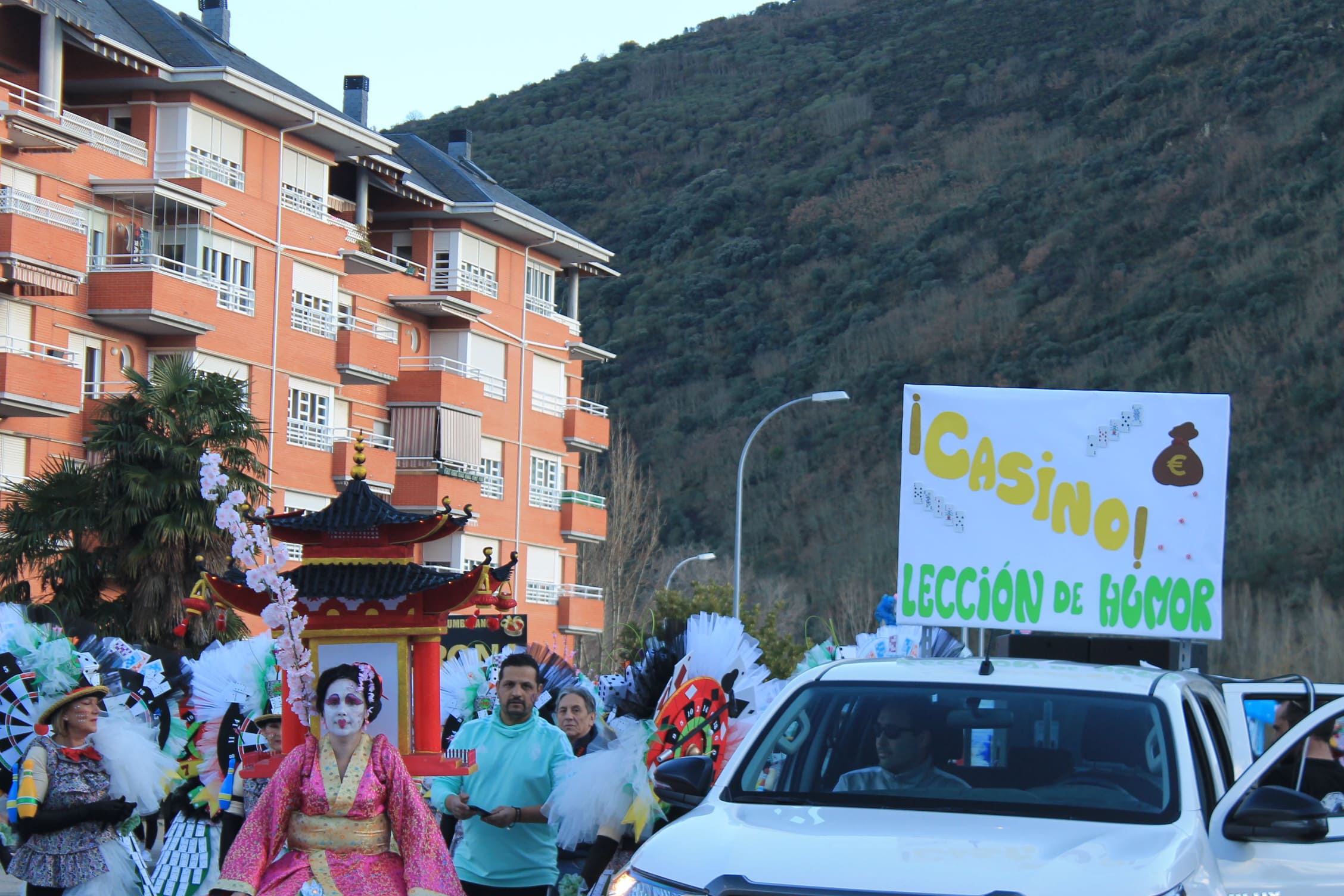 Pitufos, brujas, Mickey Mouse y Lola Flores, en el carnaval de Ponferrada