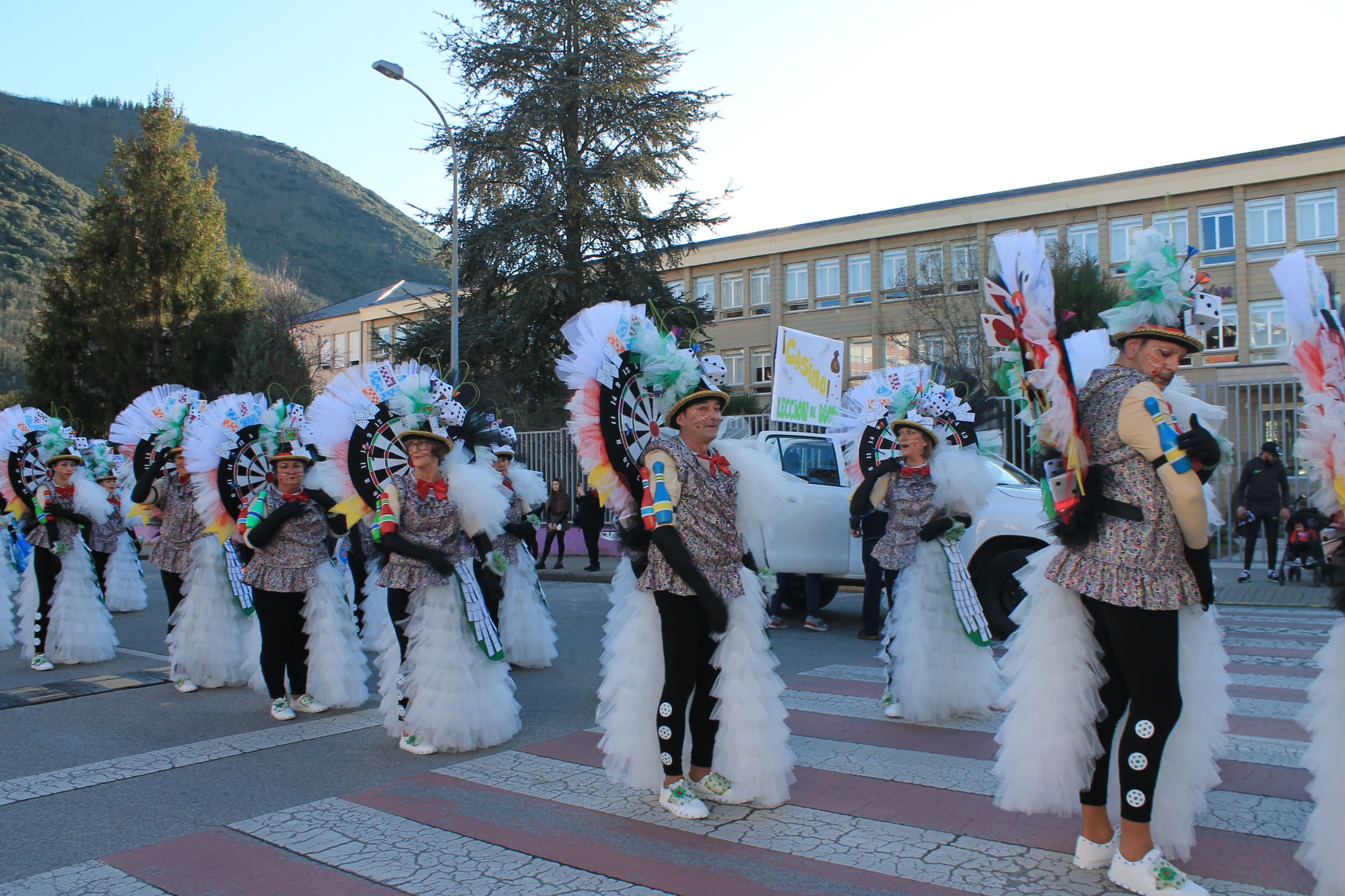 Pitufos, brujas, Mickey Mouse y Lola Flores, en el carnaval de Ponferrada