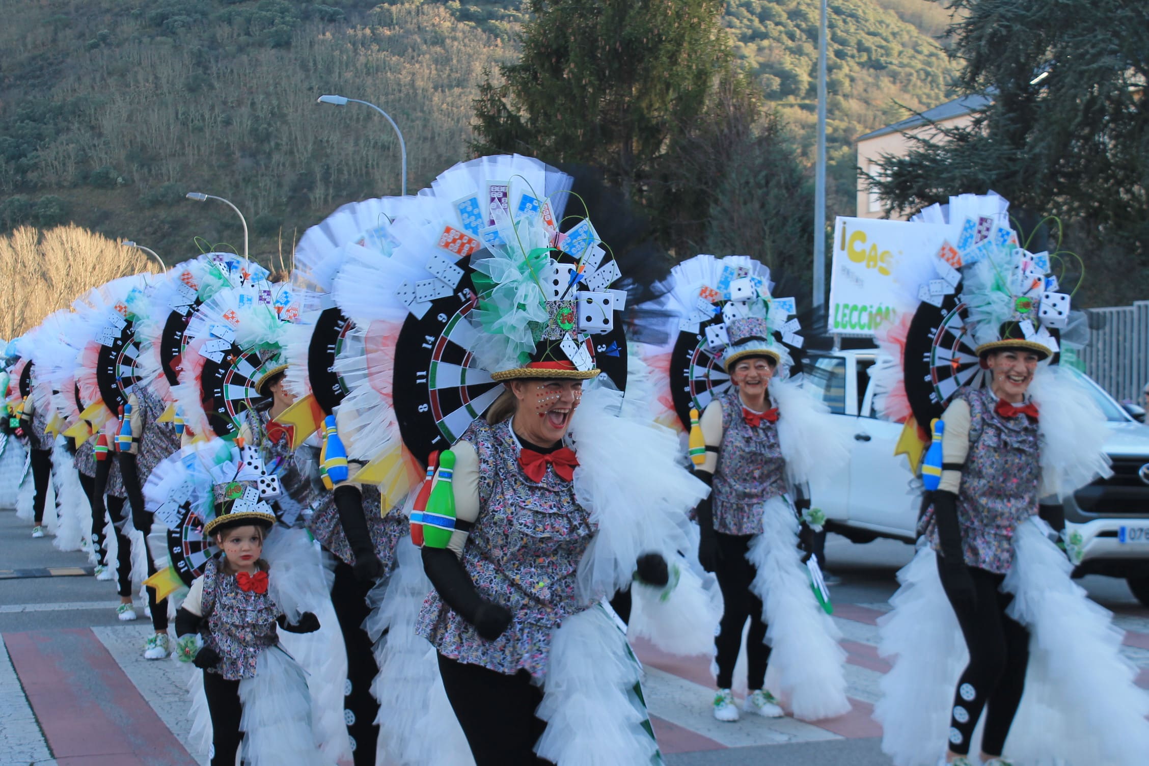 Pitufos, brujas, Mickey Mouse y Lola Flores, en el carnaval de Ponferrada