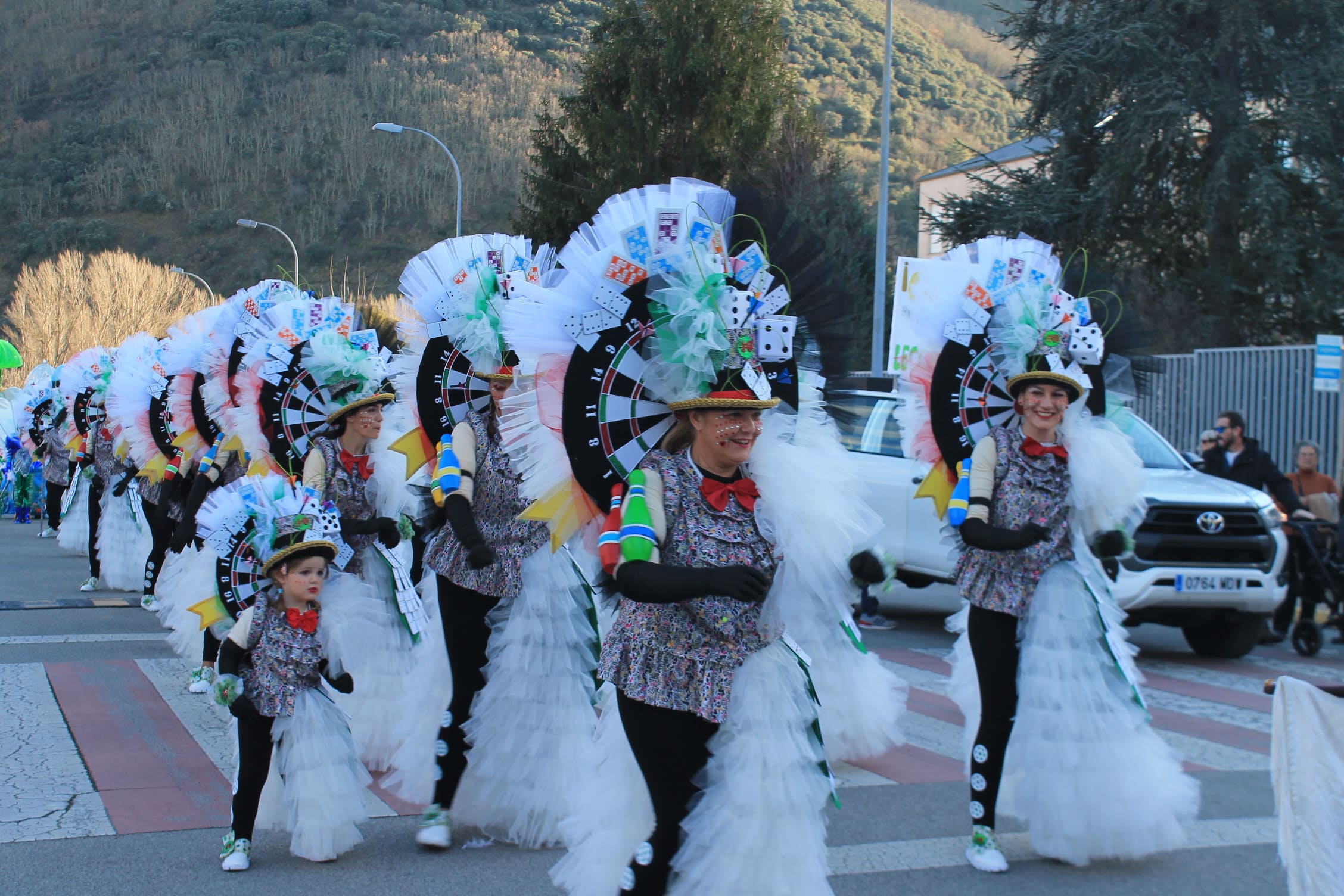 Pitufos, brujas, Mickey Mouse y Lola Flores, en el carnaval de Ponferrada