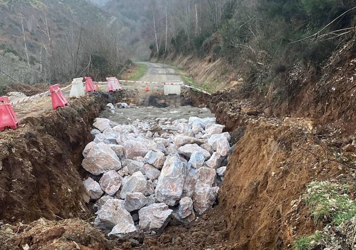 Imagen de la obras de reparación de los socavones de la carretera de acceso a la localidad berciana de La Cernada.