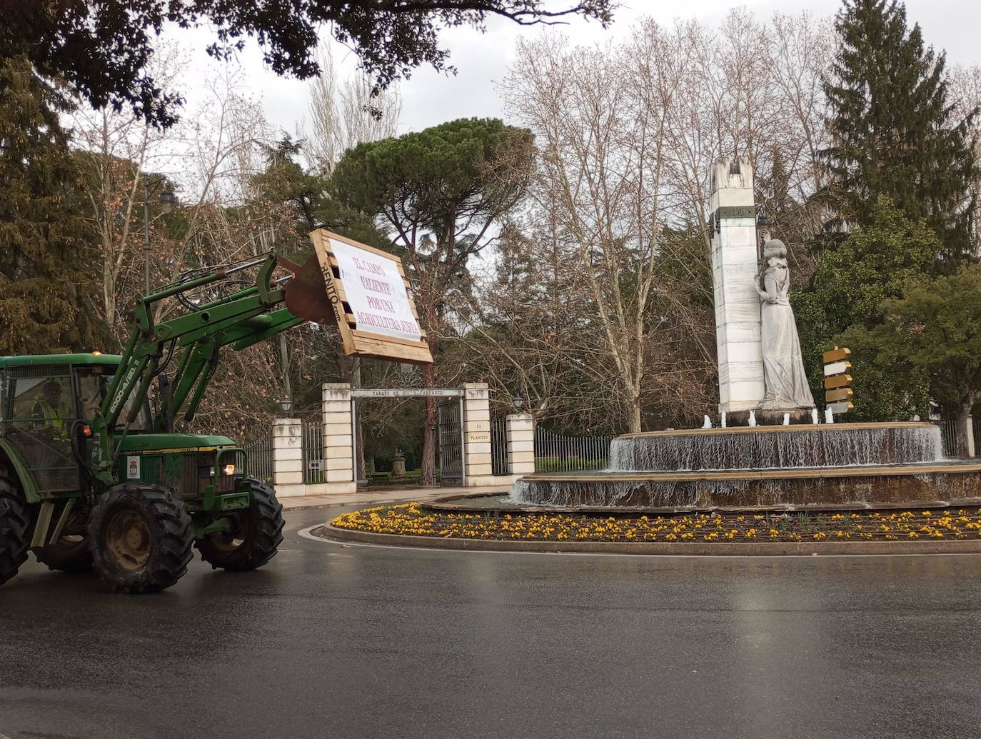 Más de 150 tractores recorrieron las calles de Ponferrada en una protesta histórica del campo berciano.