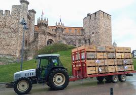 La tractorada de los agricultores y ganaderos bercianos a su paso por el Castillo de los Templarios de Ponferrada