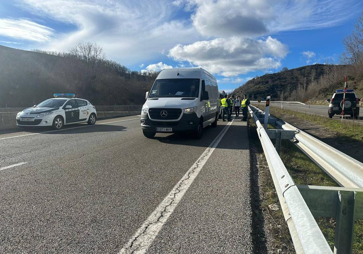 Los agricultores bercianos cortan la A-6 en Vega de Valcarce.