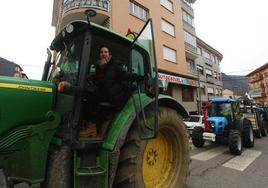 Los agricultores y ganaderos de la comarca de Laciana tomaron las calles de Villablino en defensa del sector.