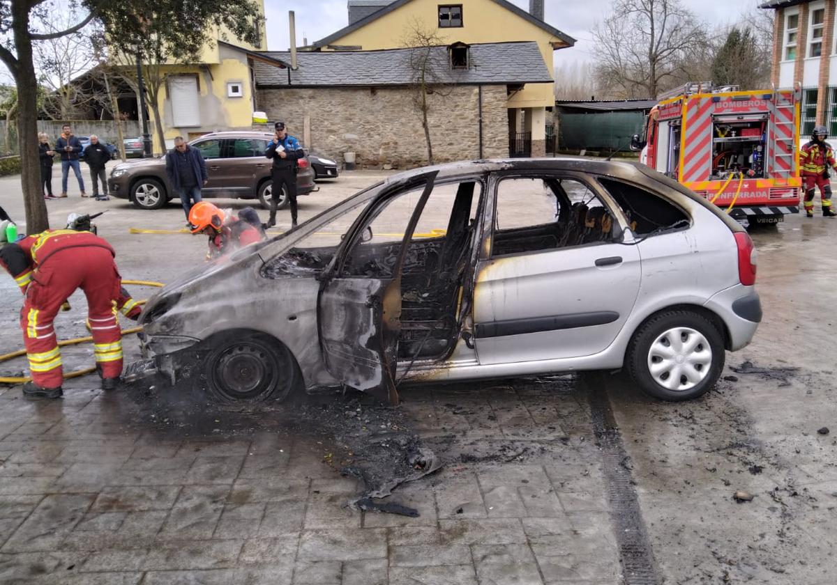 Vehículo calcinado en Toral de Merayo.