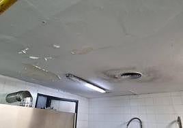 Estado del techo de la cocina del Hospital El Bierzo.