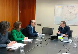 El alcalde de Ponferrada (I), en la reunión de trabajo en Madrid con el con el presidente de Adif, Ángel Contreras.