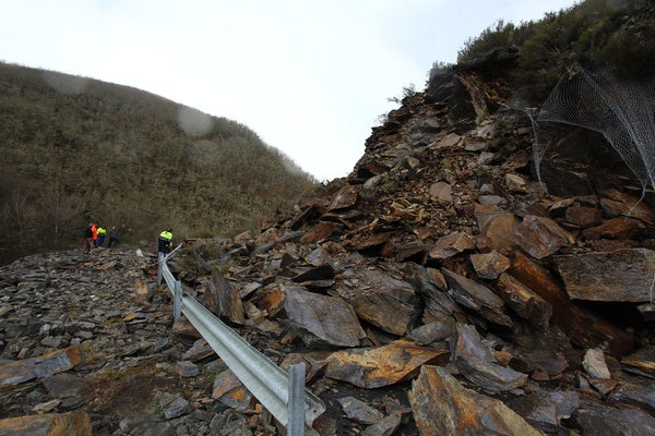 Imagen del derrumbe de la carretera entre Fabero y Peranzanes