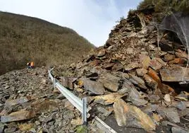 Imagen del derrumbe de rocas y tierra en la carretera que une Fabero y Peranzanes.