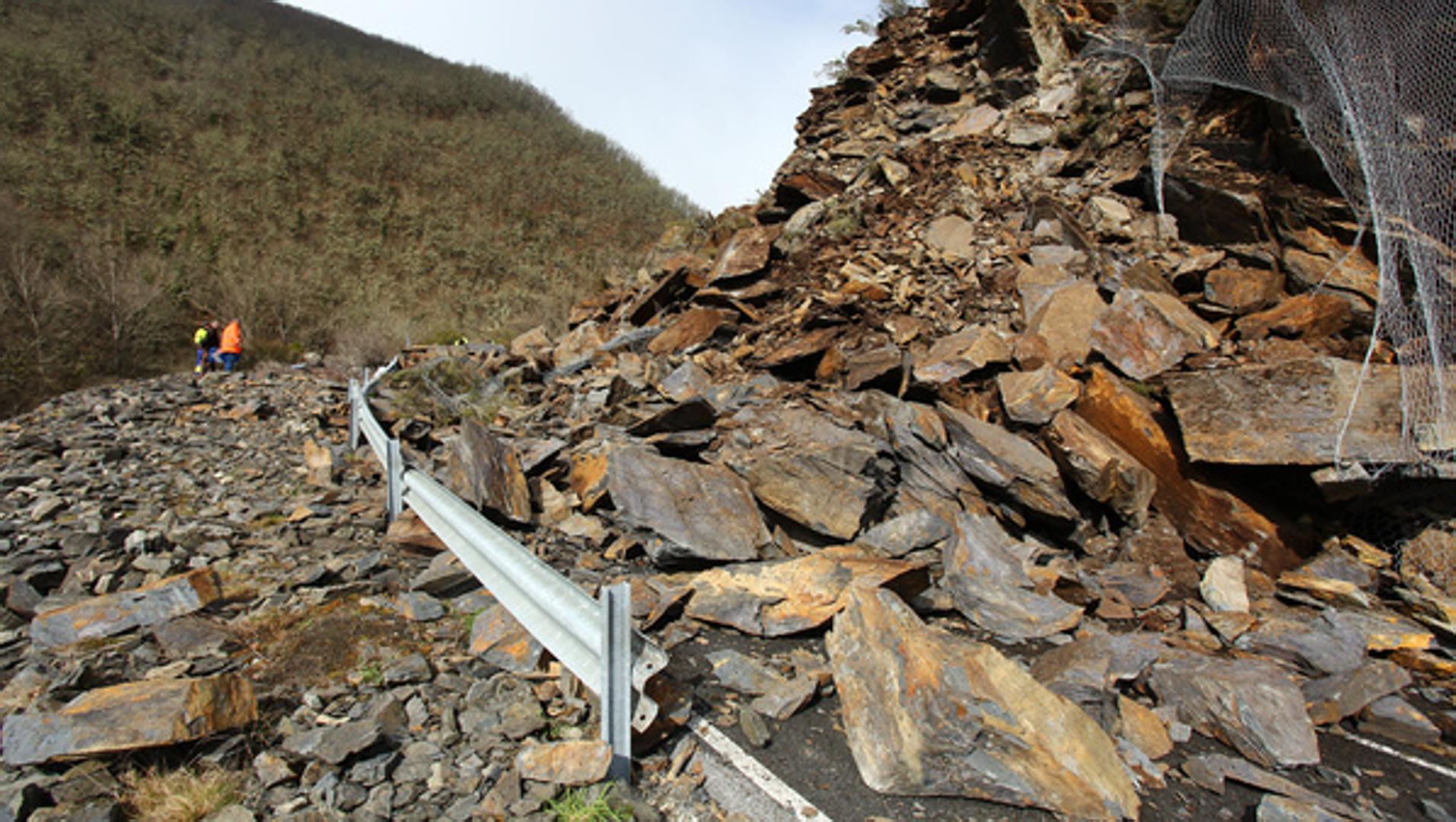 Derrumbe De Rocas Y Tierra En La Carretera A Fornela | El Bierzo Noticias