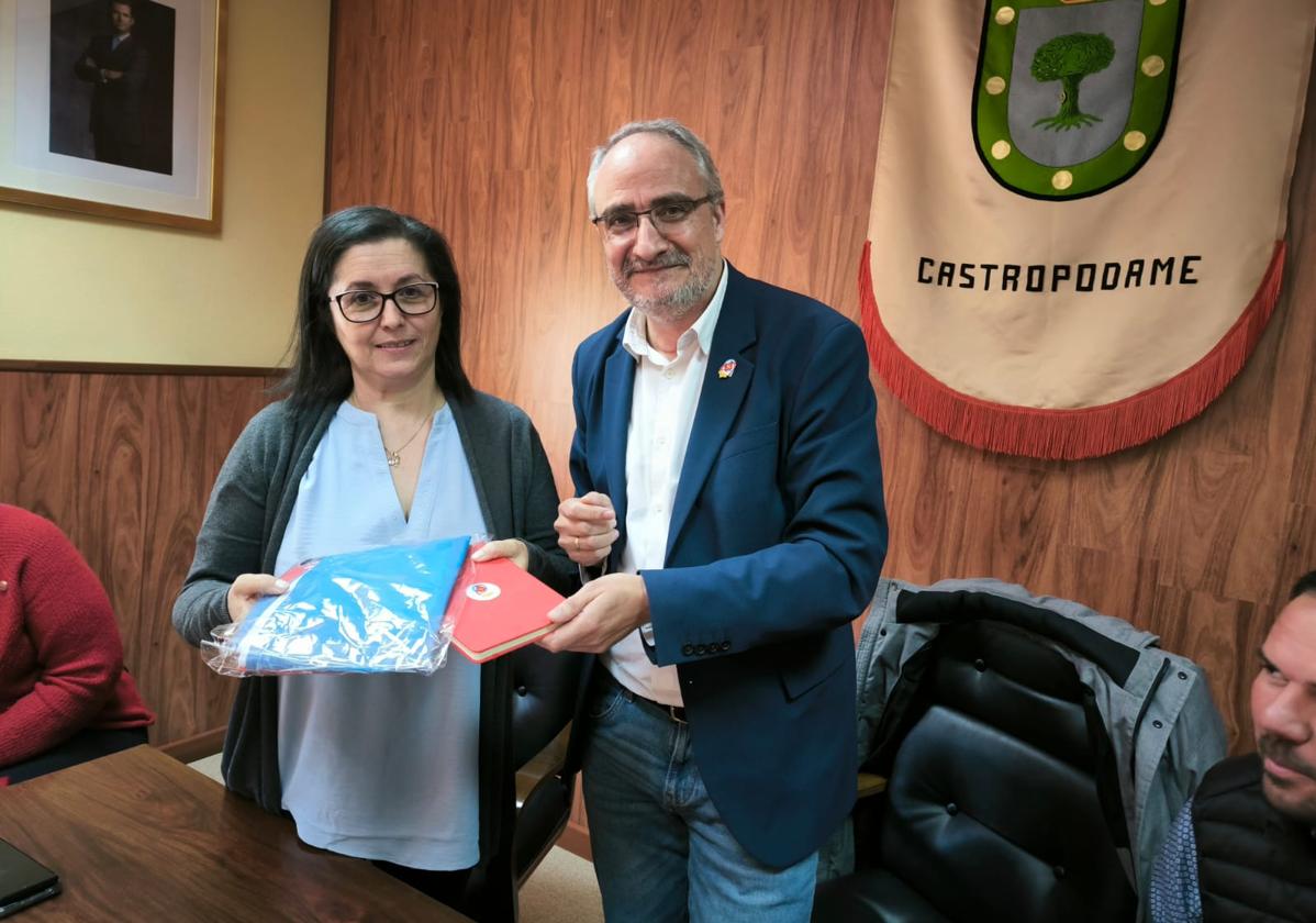 El presidente del Consejo Comarcal del Bierzo junto a la alcaldesa de Castropodame, durante la visita.